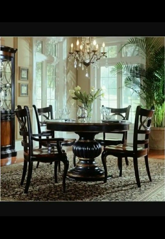 MESA, SILLAS Y VITRINA COMEDOR COMPLETO