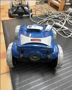 Pool vacuum