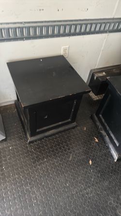 Black cube stand corners