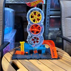 Hot Wheels City Super Twist Tire Shop Playset, Spin The Key to Make Cars Travel Through The Tires, Includes 1 Car, Gift for Kids 4 to 8 Years Old (Ama