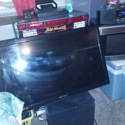 32 Inch Emerson Flat Screen TV NICE Crisp Picture NOT Smart But Could Make It IF U Want 