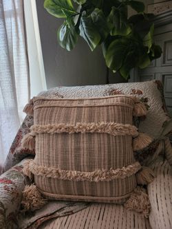 2 large pillows with fringe
