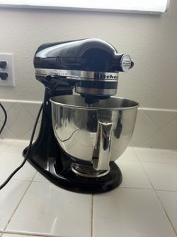 Iconic KitchenAid stand mixer - black