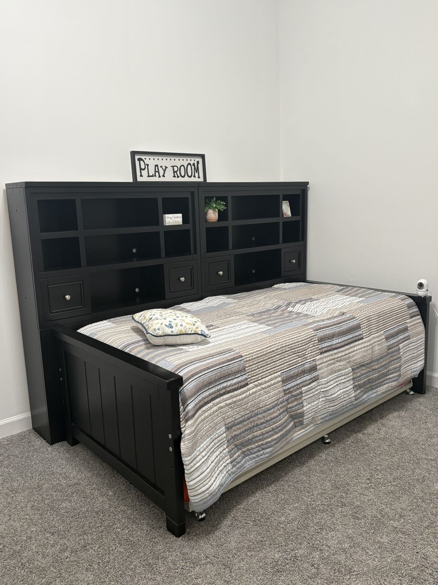 Daybed With Trundle And Shelving