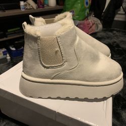 New Platform White Woman’s boots Size 7 