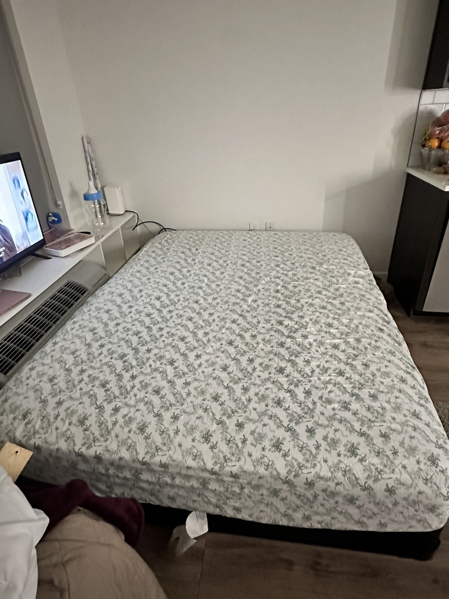 Queen Mattress && Box Spring 