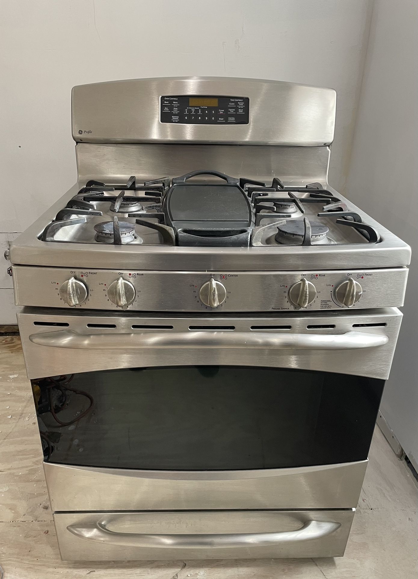 GE PROFILE - Gas Range/Stove