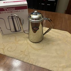 Tiamo HA1514 stainless steel gooseneck pour-over kettle with a 1.2-liter capacity. 