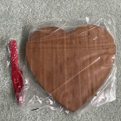 2013 Avon Bamboo Heart Shaped Cutting Board With Knife 