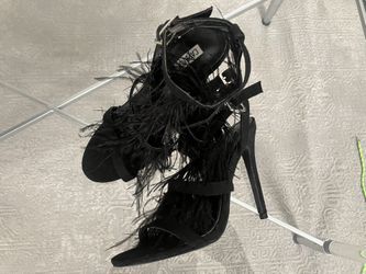 Women’s Feathered Blk Heels Size 7 Used