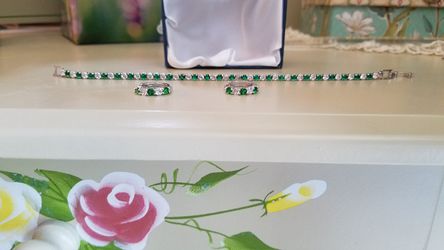 Emerald diamond bracelet and earrings.