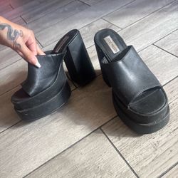Authentic 90s Steve Madden black platform, chunky sandals