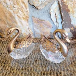 Various Styles Of Swan Decor