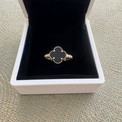 14K yellow gold/585 clover ring size 8 In excellent condition  Marked 14K/585 2.20 grams