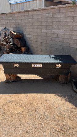 Truck bed, locking toolbox