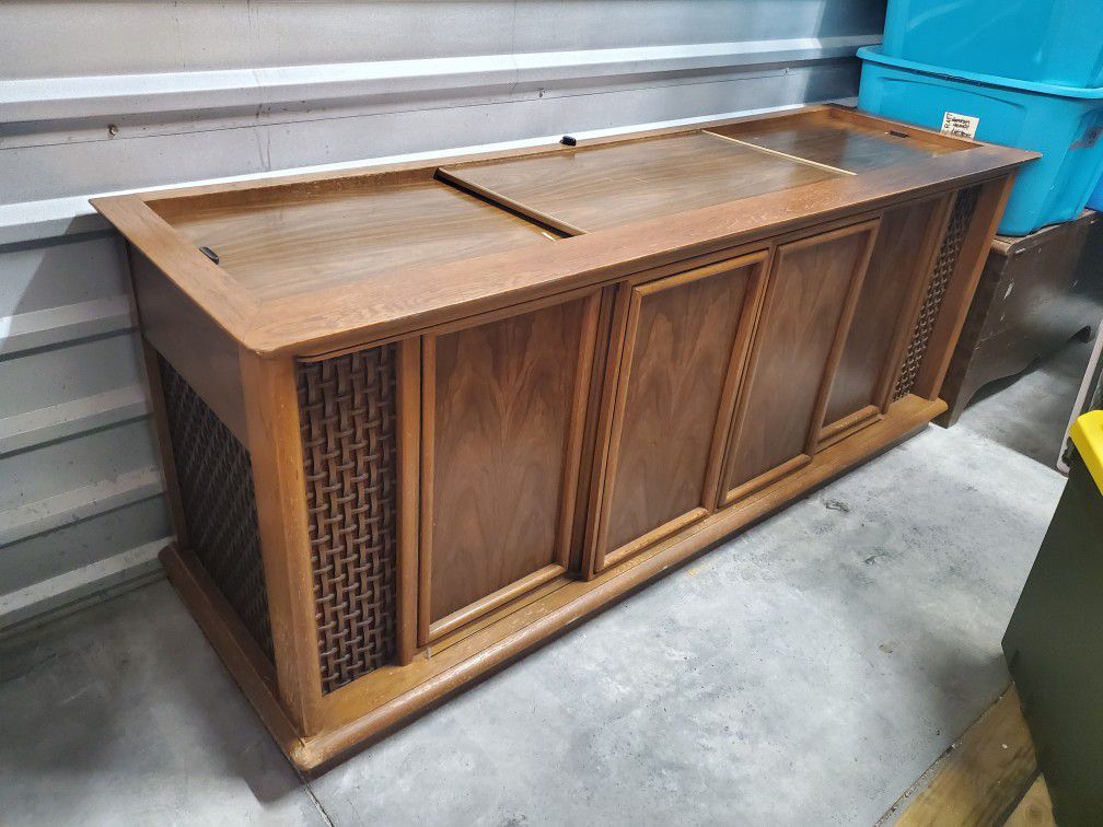 Vintage Magnavox Stereo Cabinet Record Player Credenza