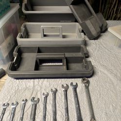 CRAFTSMAN TOOL BOX WITH 9 HUSKY WRENCHES