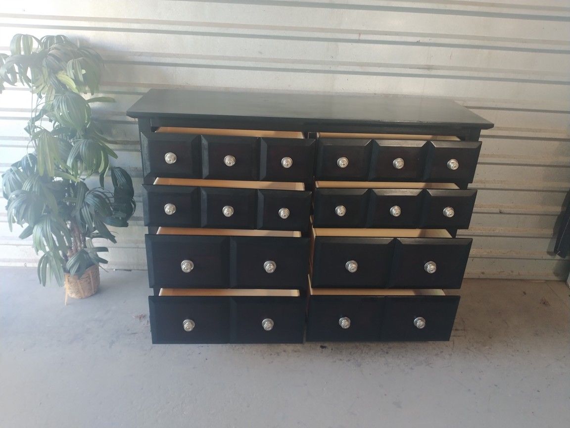 🌀 Solid Wood Biggest Precious Dresser With 8 Drawers In Great Shape And Condition 🌀