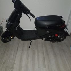 Maxx Swft Electric MOPED