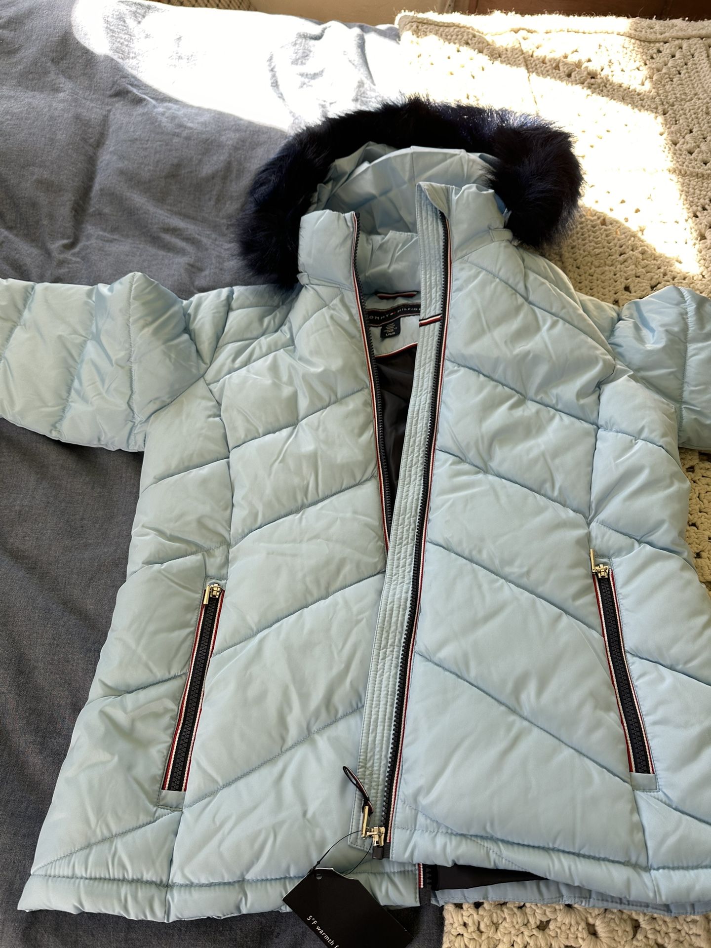 Tommy Hilfiger puffer hooded faux fur jacket! Blue Fun color very stylish good til 5 degrees