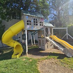 Playset. 3 Swings, 2 Slides, Monkey Bars