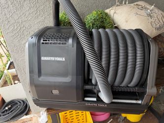 Giraffe Tools Vacuum with reel and remote