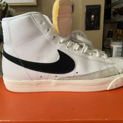 NIKE BLAZER  SIZE  10/ 1/2