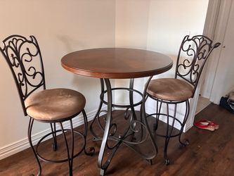 Dining round table with 2 chairs