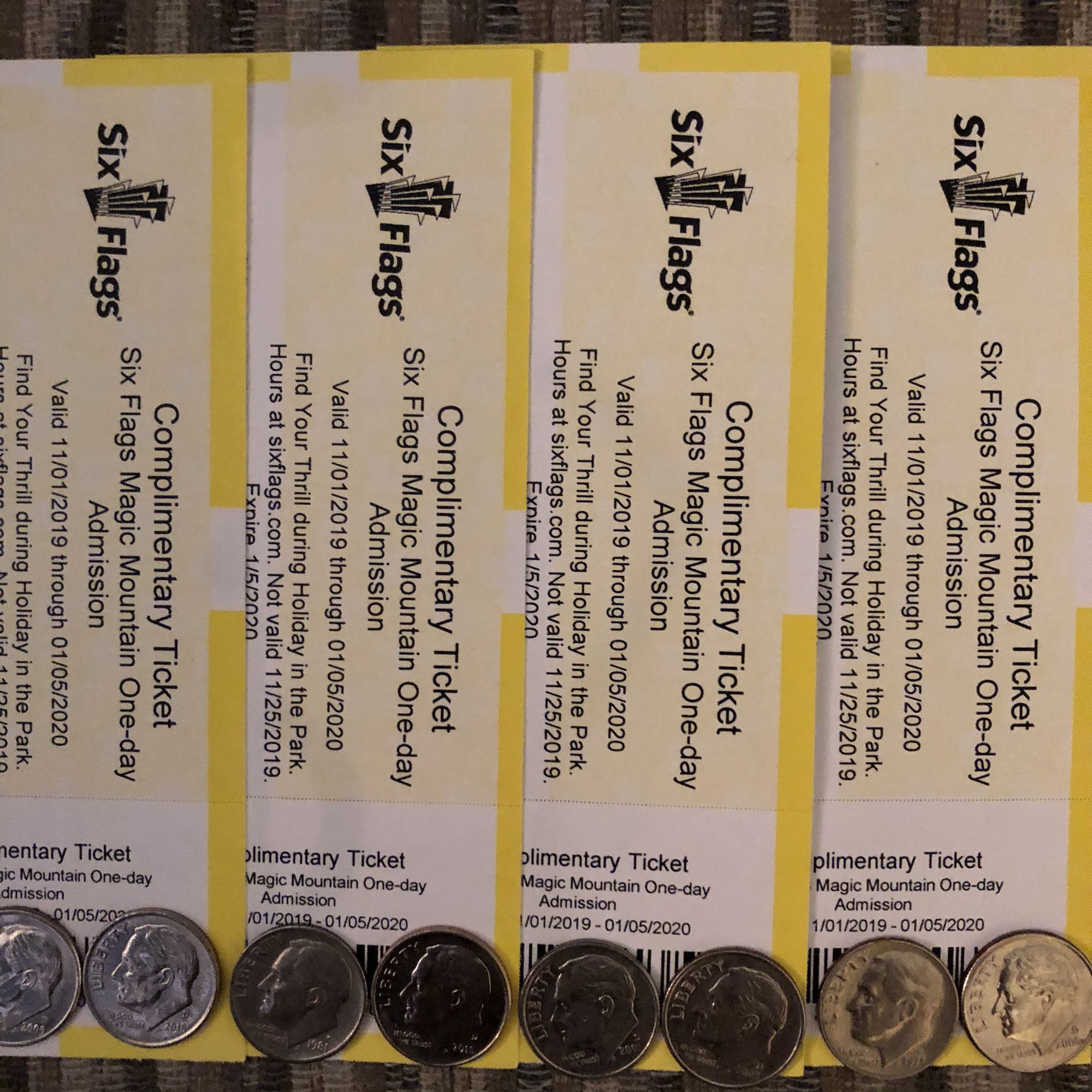 🎢❄️🌲🎁 SIX FLAGS MAGIC MOUNTAIN 🏔 HOLIDAY 🌲🎁 IN THE PARK (4) TICKETS 🎟🎟🎟🎟 $40 EACH FIRM 🎢❄️🌲🎁