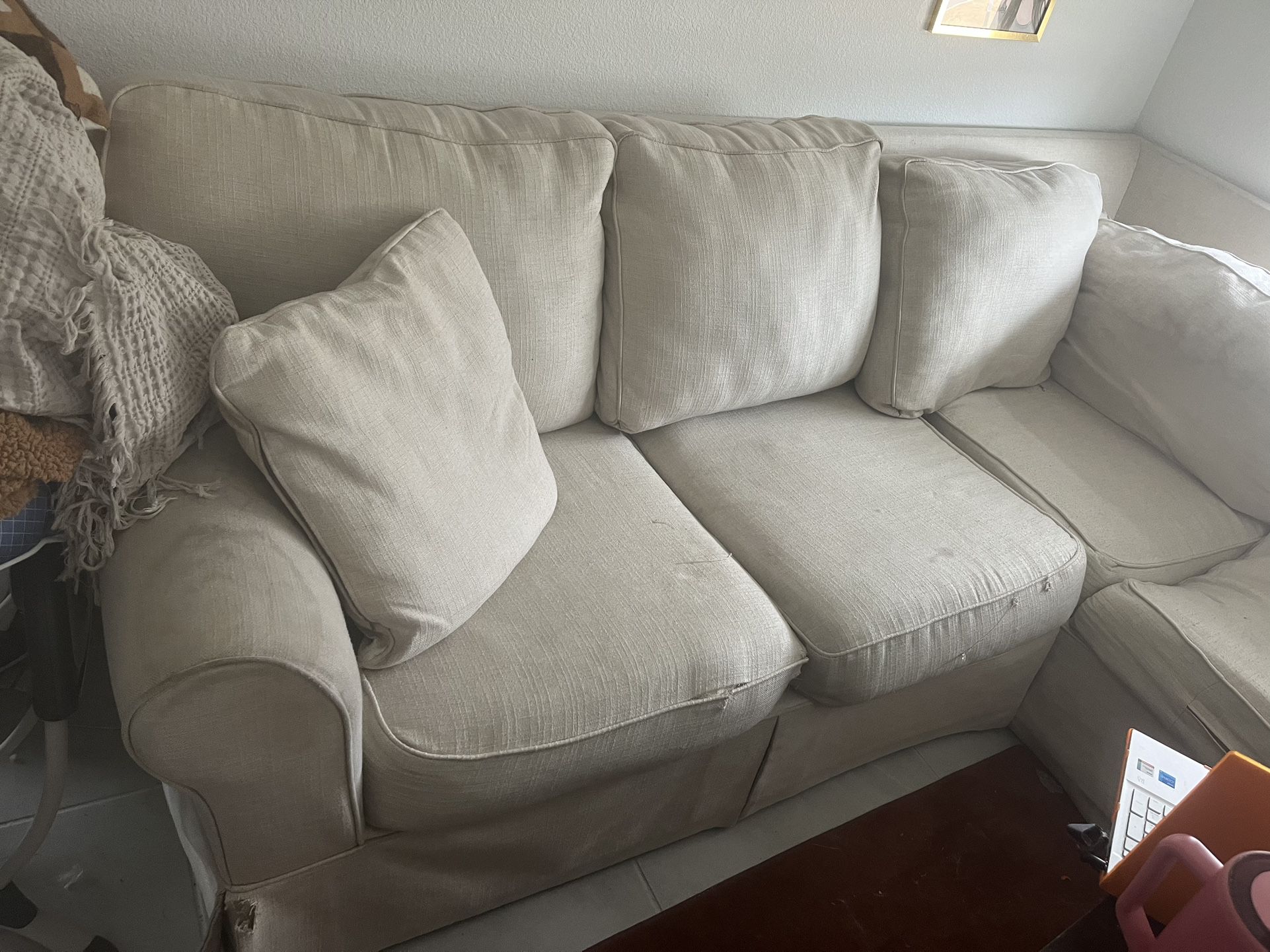 PENDING- FREE COUCH 
