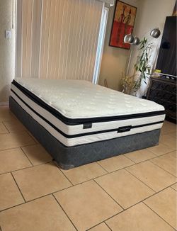VERY NICE QUEEN SIZE HAMPTON AND RHODES MATTRESS AND BOXSPRING FOR SALE! IN GREAT CONDITION, FREE DELIVERY