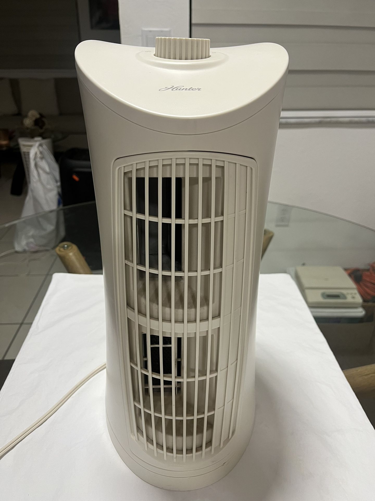 Hunter HEPAtech 17”H. Medium Tower Air Purifier Model: 40882W 120VAC 60Hz 0.45 A