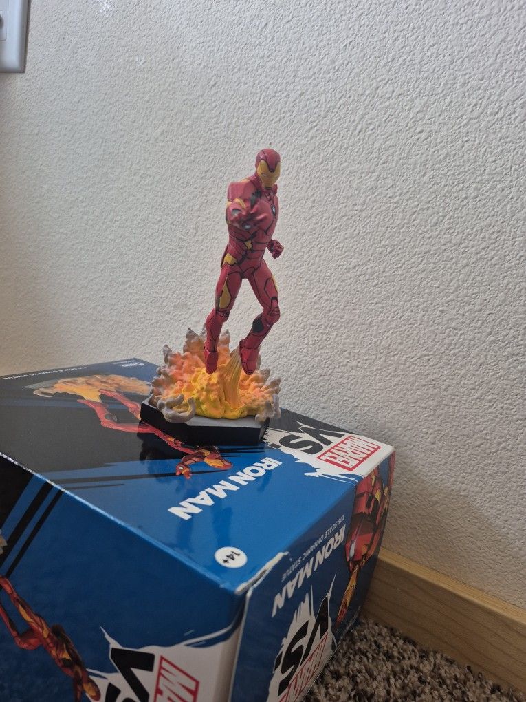 MARVEL VS. Iron Man 1:16 Scale Dynamic Statue