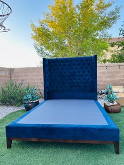 BEAUTIFUL CUSTOM MADE QUEEN BED FRAME ( FREE DELIVERY 🚚 FIRST FLOOR ) LIKE NEW 🙏🏻🥰 GREAT CONDITION