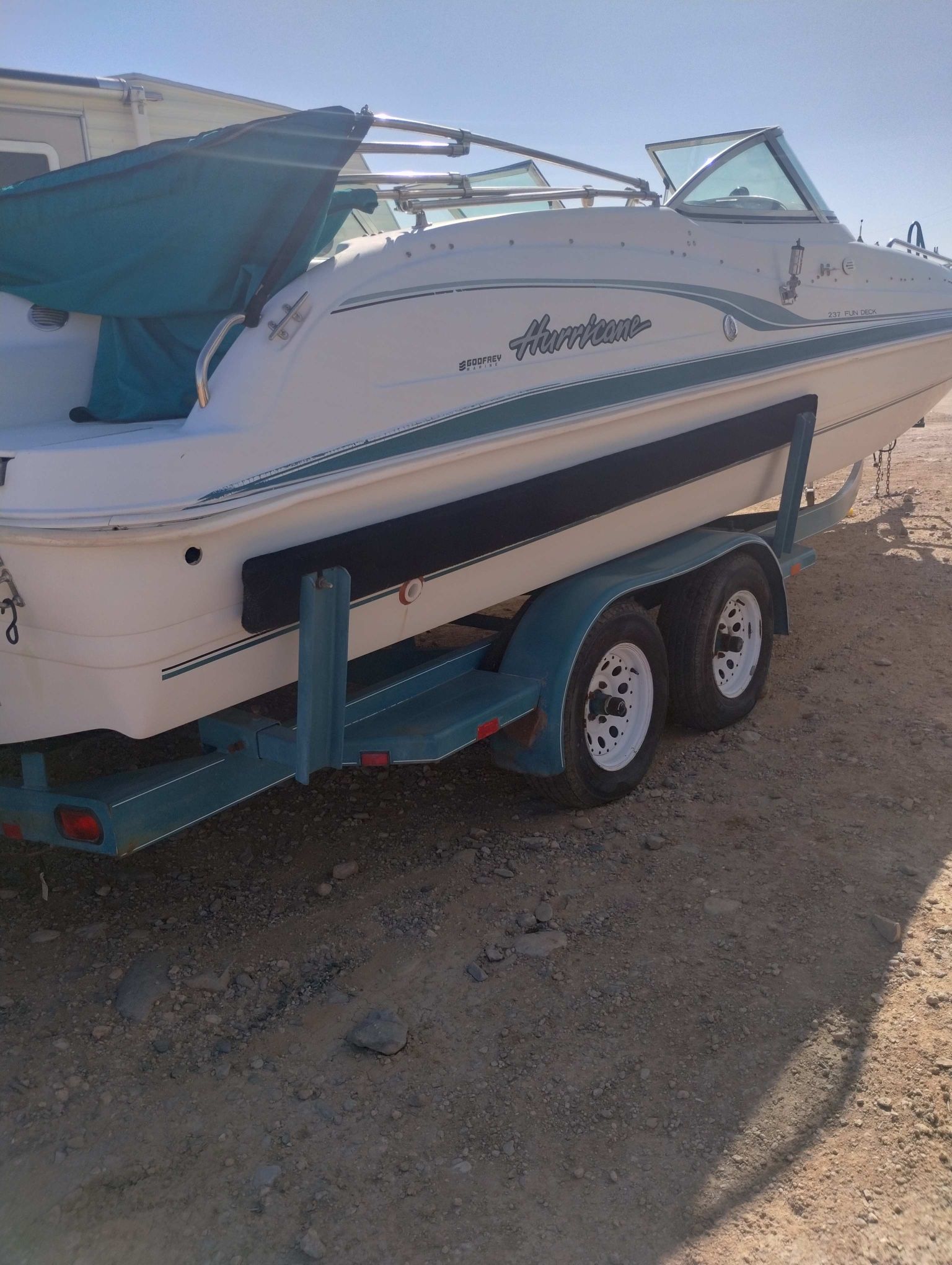 2000 21ft open bow Hurricane 237 Fun Deck comes with many extras