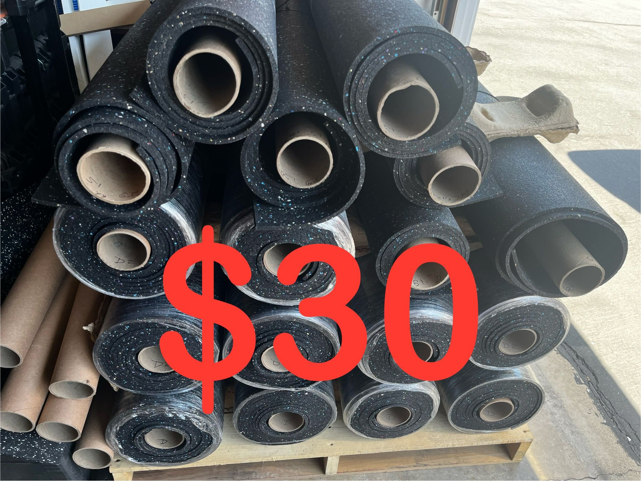 Rubber Flooring, Gym Floor Mat 4’x5’ 8mm Thick for Sale in Costa Mesa