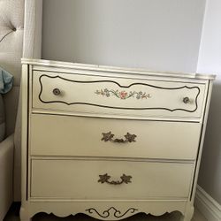 H 31”W32”D19”French Style Girls Bassett Wooden Dovetail 3 Drawer dresser mirror Vintage