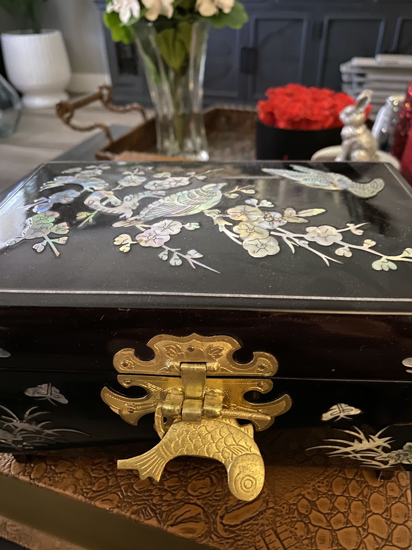 Vintage japanese lacquer with Mother of Pearl inlay jewelry music box