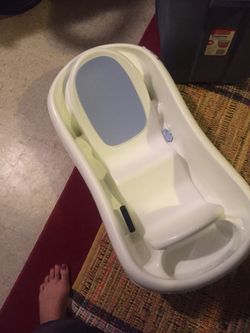 Baby bath tub with comfortable posture