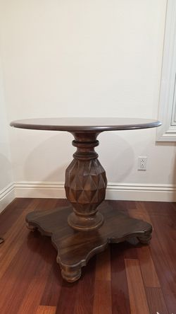 Pensylvannia House Carved Pedestal Accent Table