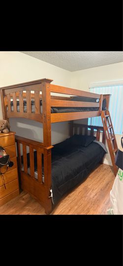 Twin bunk beds