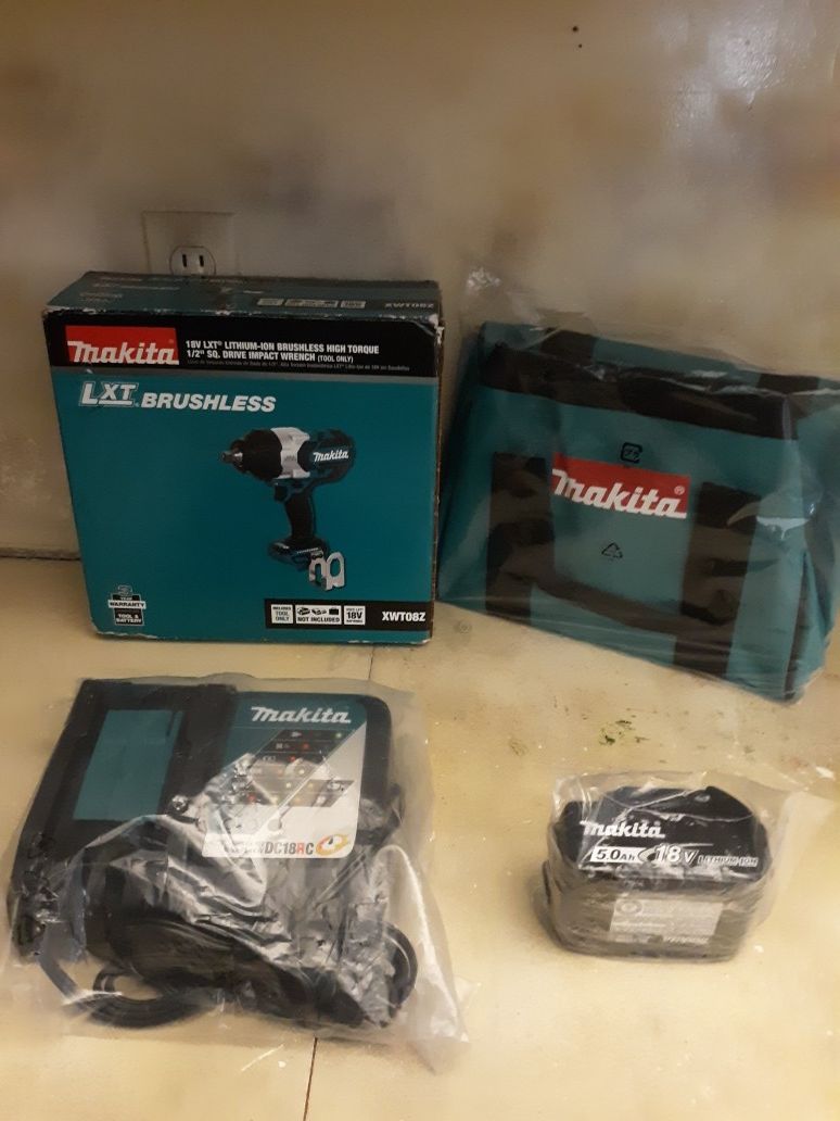 MAKITA 18 VOLT BRUSHLESS HIGH IMPACT WRENCH 1/2", BATTERY 5.0AH, FAST CHARGER AND BAG. NEW. NUEVO.