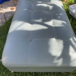 Ottoman de Piel Plomo 62” X 32 Firme $120