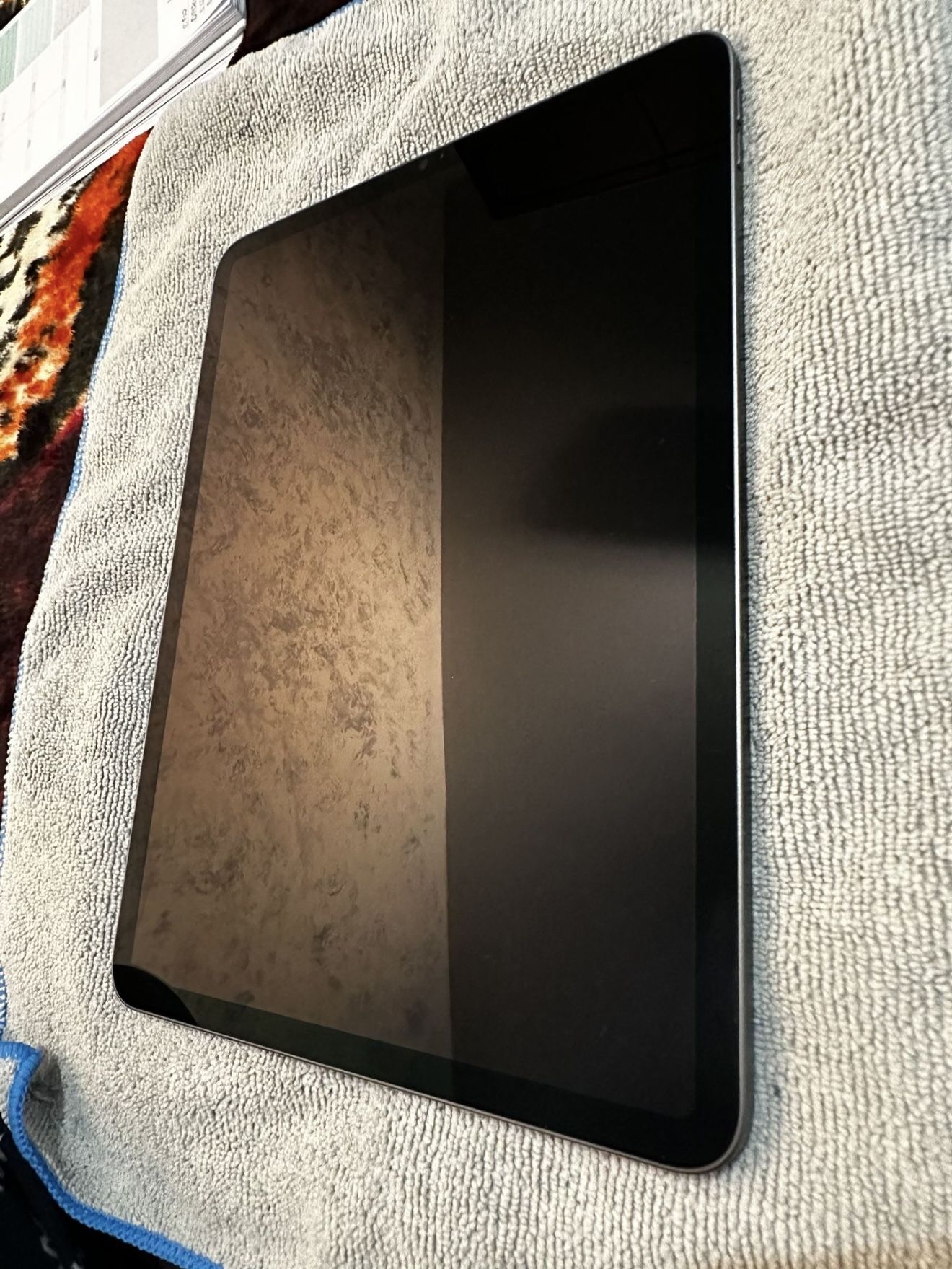 IPAD PRO W/ LOGITECH KEYBOARD/ APPLE PENCIL