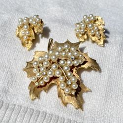 60s Lisner Gold Tone Maple Leaf Faux Pearl & Rhinestone Brooch & Earrings Set