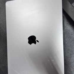 MacBook Air 15” M3 2024 – 24GB RAM – 512GB 