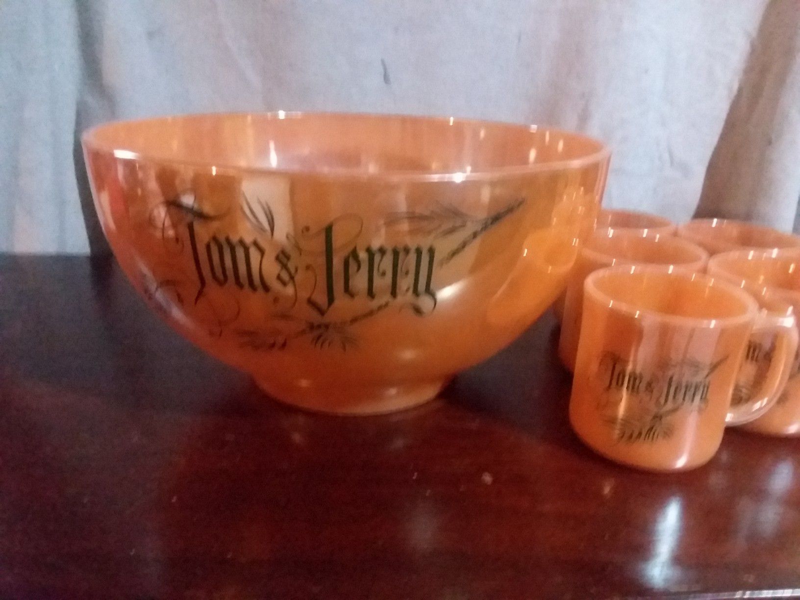 Tom & Jerry holiday bowl and cups.
