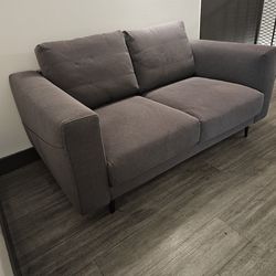 Beautiful Loveseat  ( LIKE NEW )