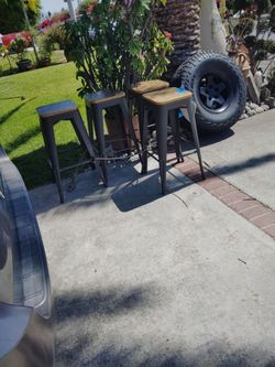 4.  Bancos.....de metal ..con.  El. Asiento . De.  ...madera. .en.  Duarte .......nuevos....cómo ...diem