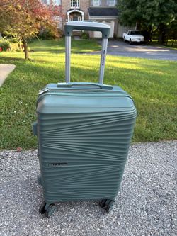 Like new. Carry on 21” hard shell spinner. Great condition.